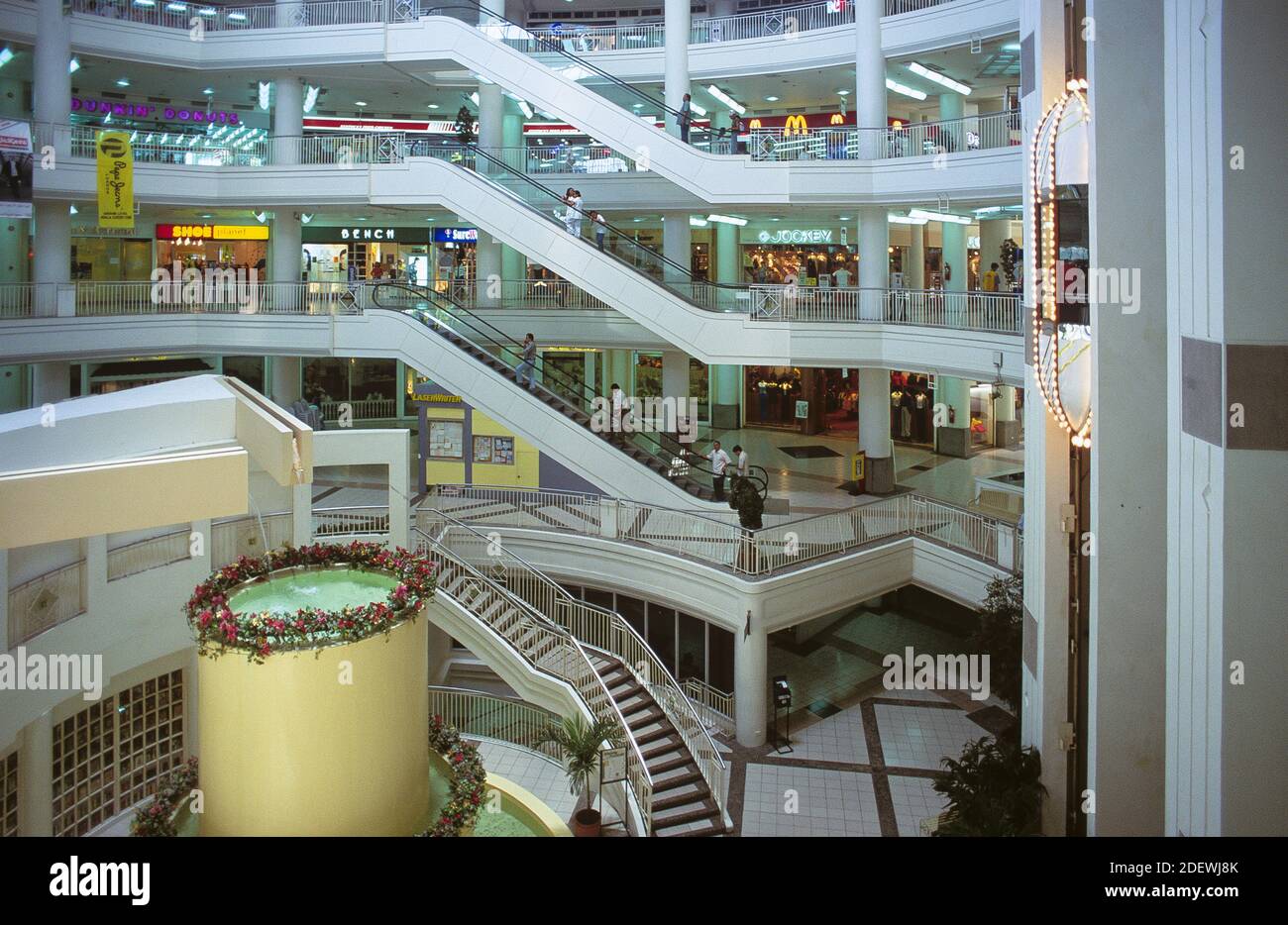 L'Ayala Center è un grande centro commerciale nel Cebu Business Park a Cebu City, nelle Filippine. In un giorno medio più di 85,000 persone visitano, aumentando a 135,000 nei fine settimana. Foto Stock