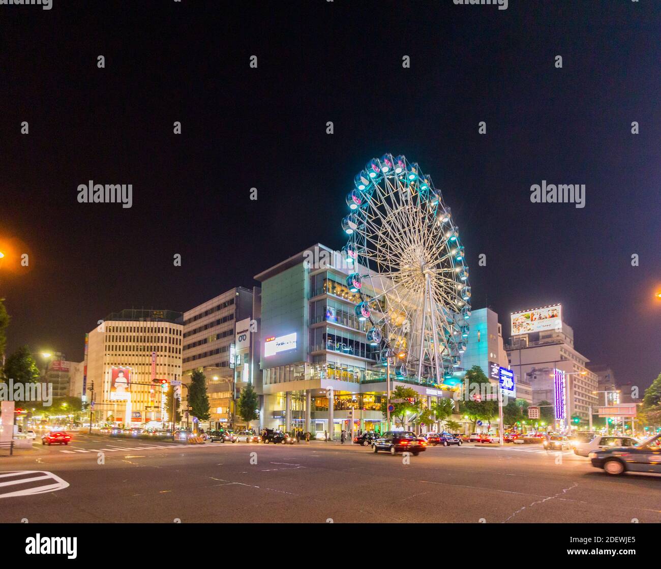 Il Sunshine Sakae, una ruota panoramica accanto allo Sky Boat, un centro di intrattenimento a Nagoya, in Giappone Foto Stock