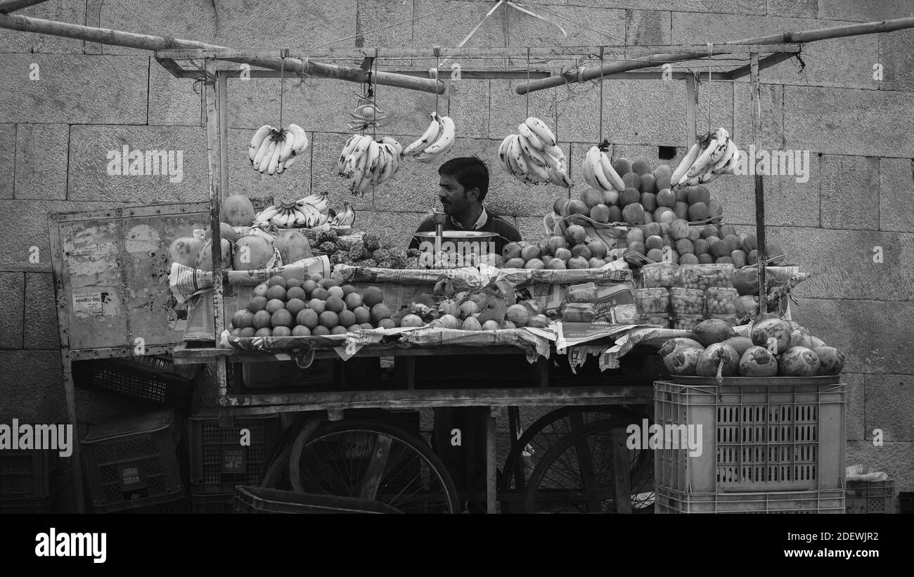 Un venditore sta aspettando i clienti a Jaisalmer, India. Foto Stock