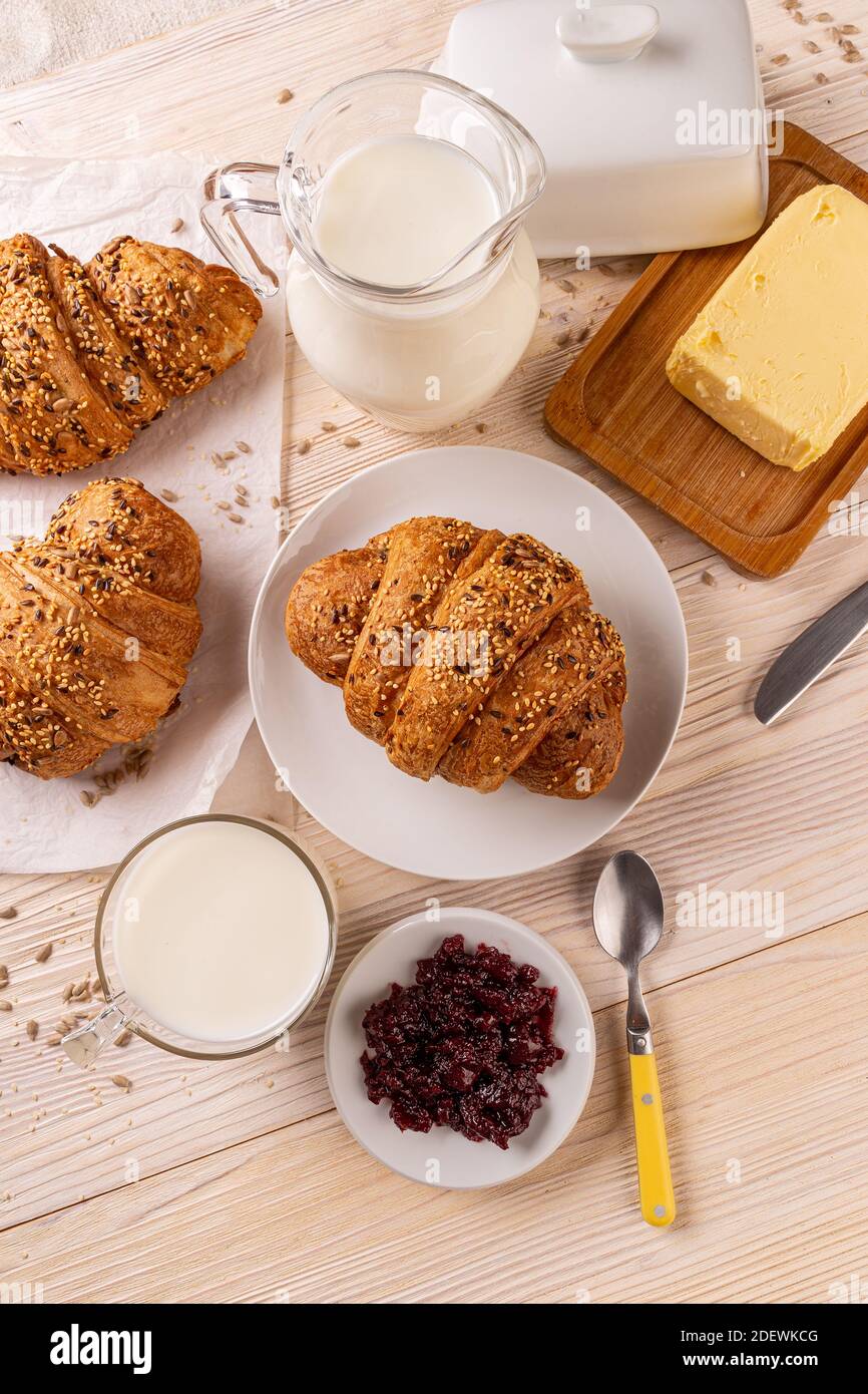 Croissant integrale con semi di lino e semi di sesamo, idea colazione Foto Stock