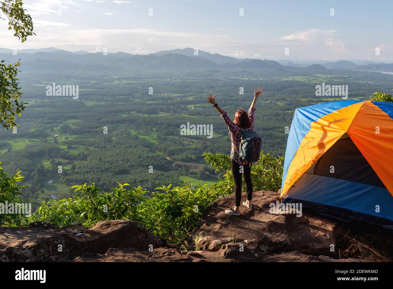 Donna viaggio relax campeggio in vacanza autunno. Sulla parte superiore di moutain. Godetevi l'alba con le mani in su, il concetto di vita di libertà. Foto Stock