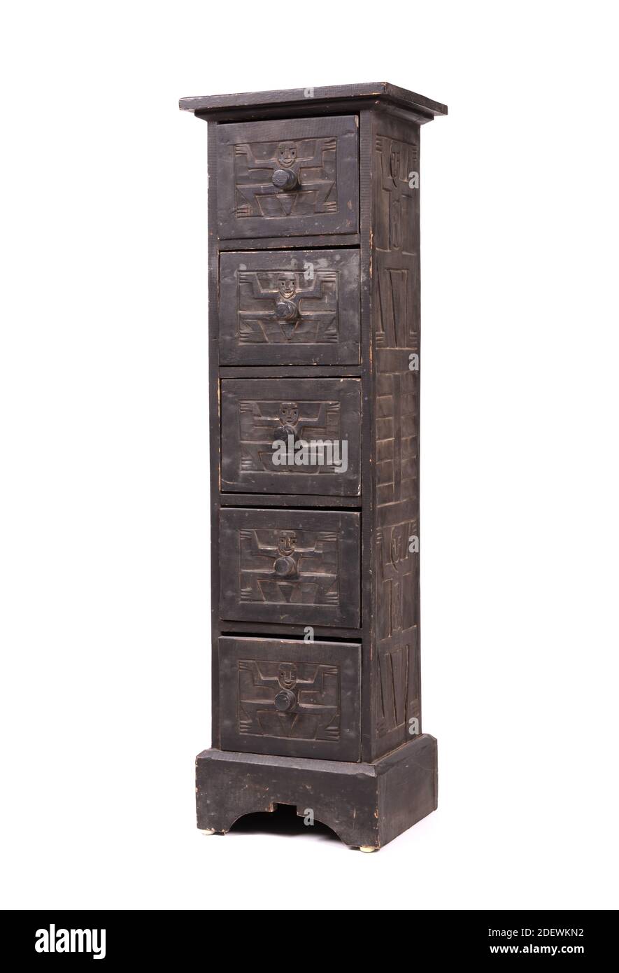Armadio in legno intagliato con 5 cassetti, isolato Foto Stock Armadio in legno intagliato con 5 cassetti, isolato Foto Stock