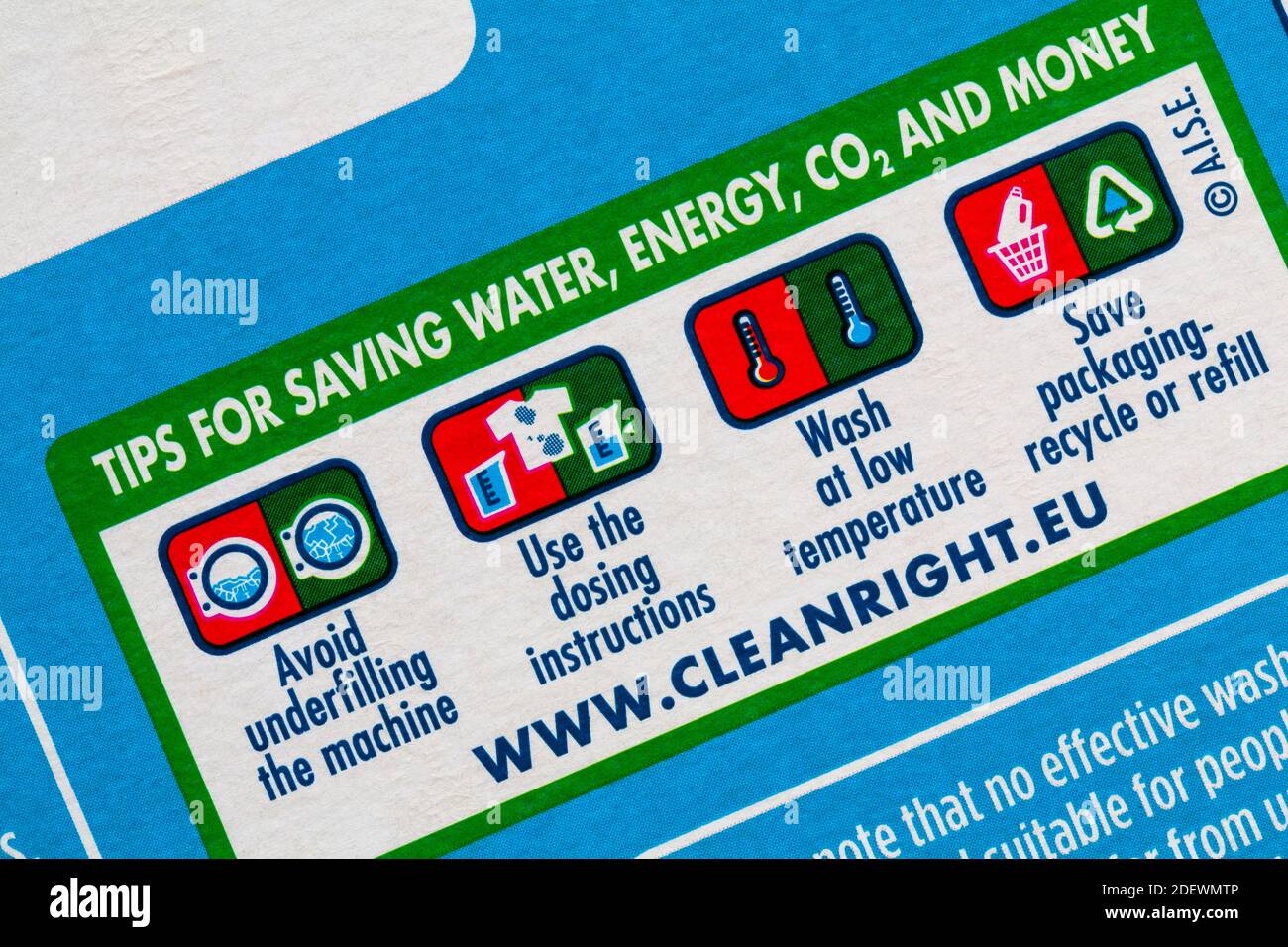Suggerimenti per risparmiare energia idrica CO2 e denaro - dettaglio Sulla scatola di Persil non Bio delicato accanto a sensibile polvere di lavaggio della pelle Foto Stock