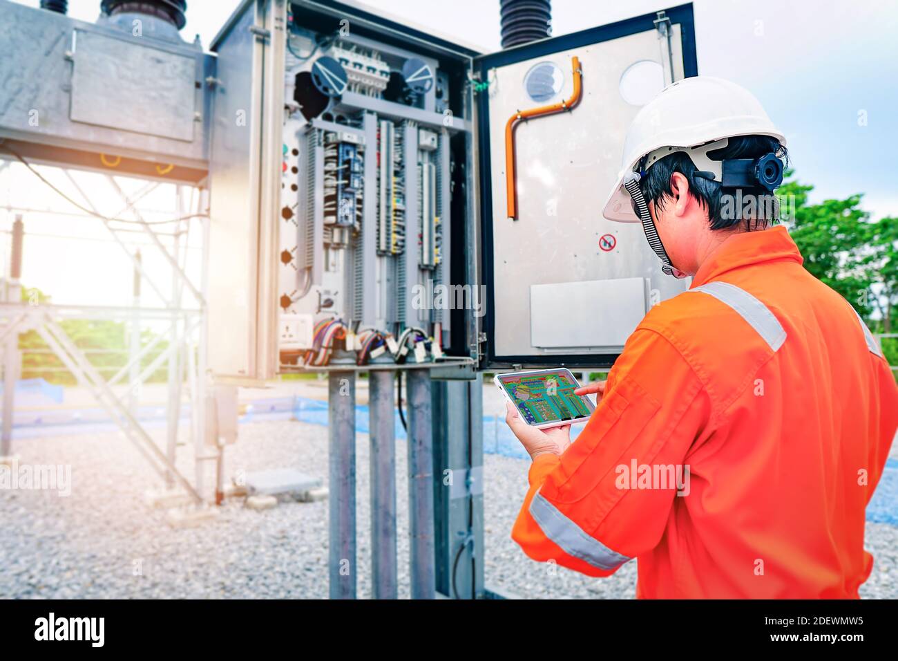 Scansione termica e invio dei dati immagine al tablet per verificare la presenza di guasti nell'apparecchiatura o manutenzione preventiva per ridurre i danni all'apparecchiatura, Foto Stock