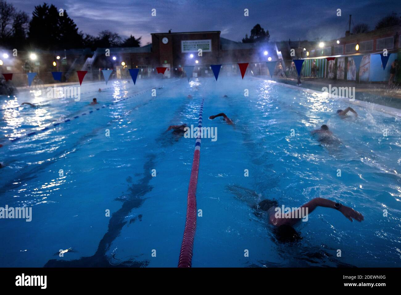 Nuotatori al Charlton Lido di Hornfair Park, Londra, il suo primo giorno di riapertura dopo la fine del secondo blocco nazionale e l'Inghilterra entra in un sistema rafforzato di restrizioni regionali al coronavirus. Foto Stock