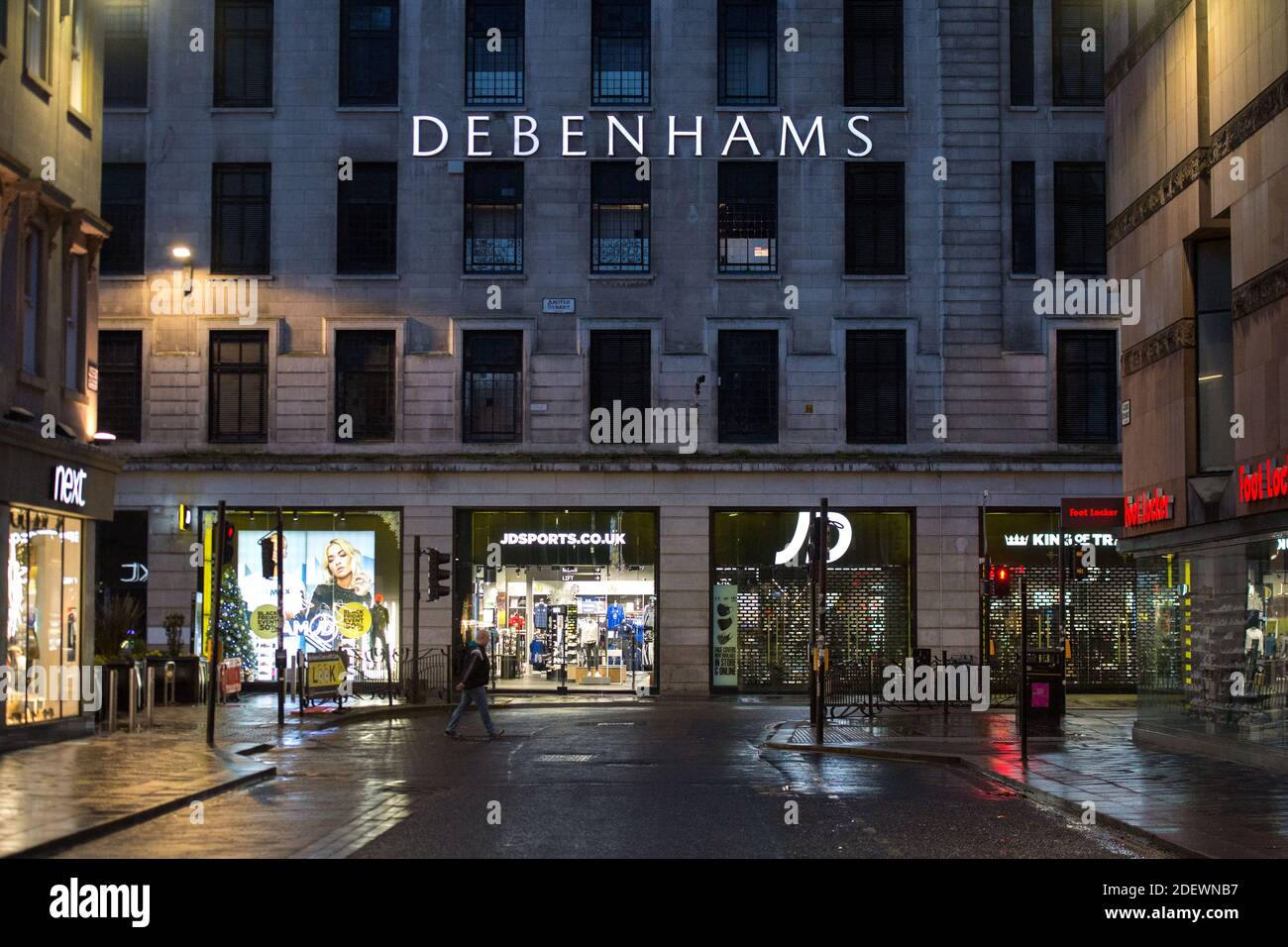 Glasgow, Scozia, Regno Unito. 2 dicembre 2020. Nella foto: La pandemia di COVID morde ancora una volta come gigante dello shopping britannico, Debehnams, annuncia che è quello di chiudere le sue porte dopo 242 anni di attività dopo i successivi anni di scarso commercio. Ieri sera il suo sito web Debenhams.com mette automaticamente gli acquirenti online in una coda virtuale e poi si schiantano con enorme domanda come gli acquirenti accedere per afferrare un ultimo affare. Credit: Colin Fisher/Alamy Live News Foto Stock