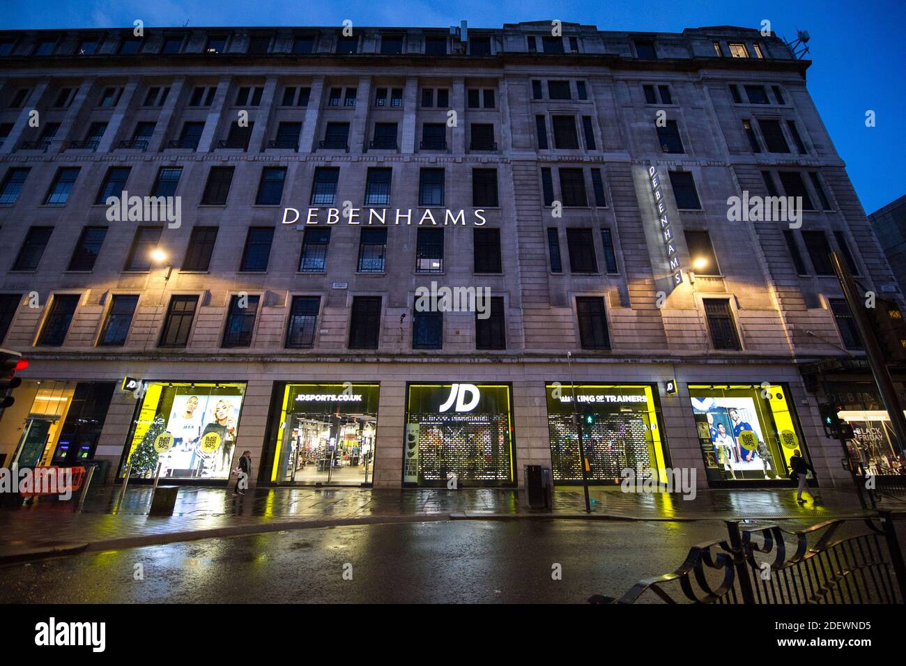 Glasgow, Scozia, Regno Unito. 2 dicembre 2020. Nella foto: La pandemia di COVID morde ancora una volta come gigante dello shopping britannico, Debehnams, annuncia che è quello di chiudere le sue porte dopo 242 anni di attività dopo i successivi anni di scarso commercio. Ieri sera il suo sito web Debenhams.com mette automaticamente gli acquirenti online in una coda virtuale e poi si schiantano con enorme domanda come gli acquirenti accedere per afferrare un ultimo affare. Credit: Colin Fisher/Alamy Live News Foto Stock