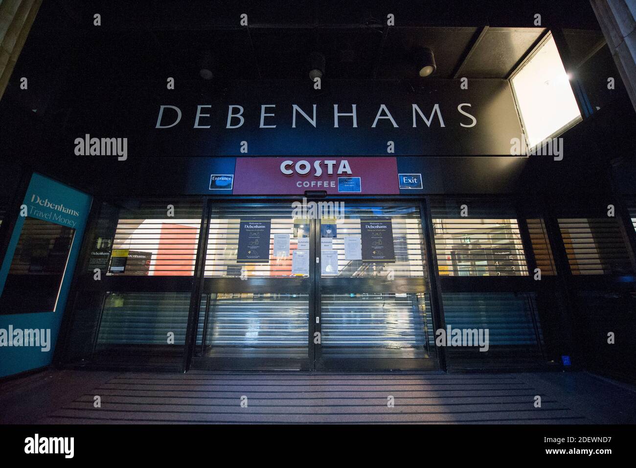 Glasgow, Scozia, Regno Unito. 2 dicembre 2020. Nella foto: La pandemia di COVID morde ancora una volta come gigante dello shopping britannico, Debehnams, annuncia che è quello di chiudere le sue porte dopo 242 anni di attività dopo i successivi anni di scarso commercio. Ieri sera il suo sito web Debenhams.com mette automaticamente gli acquirenti online in una coda virtuale e poi si schiantano con enorme domanda come gli acquirenti accedere per afferrare un ultimo affare. Credit: Colin Fisher/Alamy Live News Foto Stock