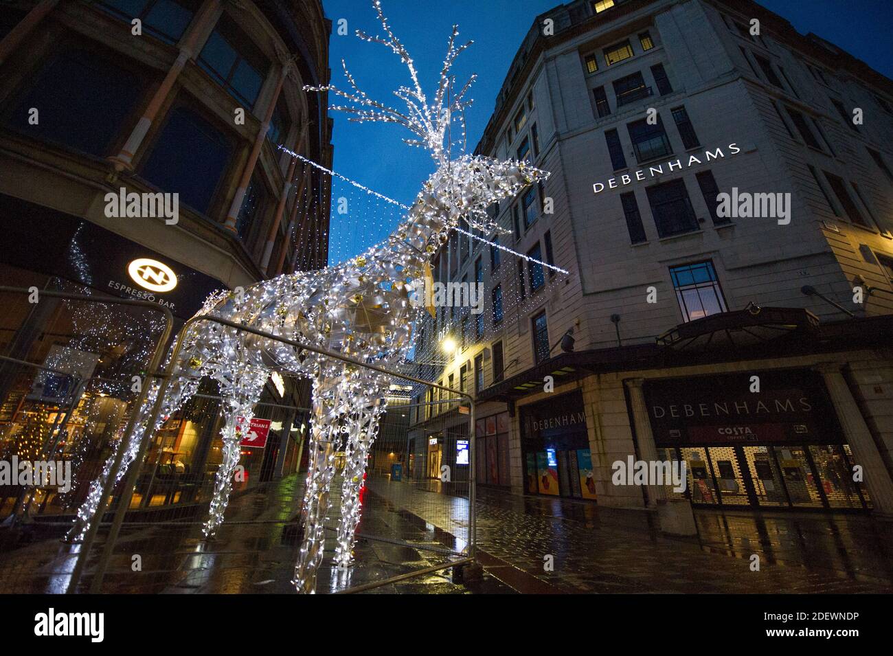 Glasgow, Scozia, Regno Unito. 2 dicembre 2020. Nella foto: La pandemia di COVID morde ancora una volta come gigante dello shopping britannico, Debehnams, annuncia che è quello di chiudere le sue porte dopo 242 anni di attività dopo i successivi anni di scarso commercio. Ieri sera il suo sito web Debenhams.com mette automaticamente gli acquirenti online in una coda virtuale e poi si schiantano con enorme domanda come gli acquirenti accedere per afferrare un ultimo affare. Credit: Colin Fisher/Alamy Live News Foto Stock