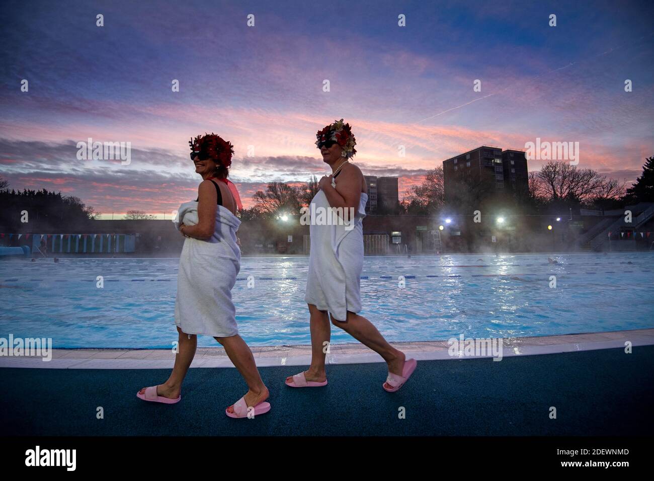 Nuotatori noti come Lido Ladies durante l'alba a Charlton Lido a Hornfair Park, Londra, il suo primo giorno di riapertura dopo la fine della seconda chiusura nazionale e l'Inghilterra entra in un sistema rafforzato di restrizioni regionali per i coronavirus. Foto Stock