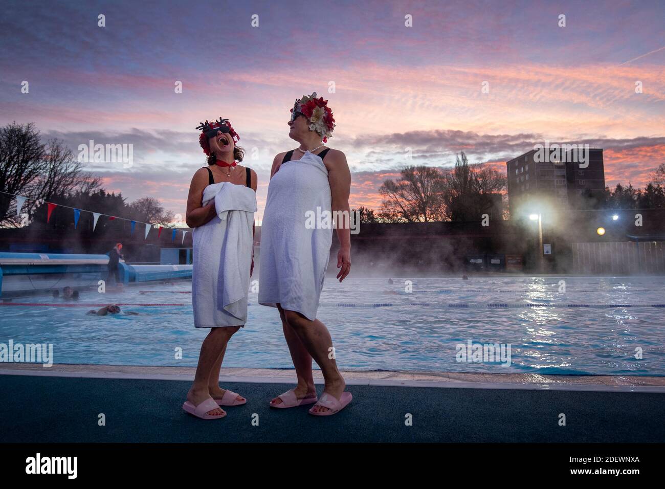 Nuotatori noti come Lido Ladies posano presso la piscina durante l'alba a Charlton Lido a Hornfair Park, Londra, il suo primo giorno di riapertura dopo la fine del secondo blocco nazionale e l'Inghilterra entra in un sistema rafforzato di restrizioni regionali del coronavirus. Foto Stock