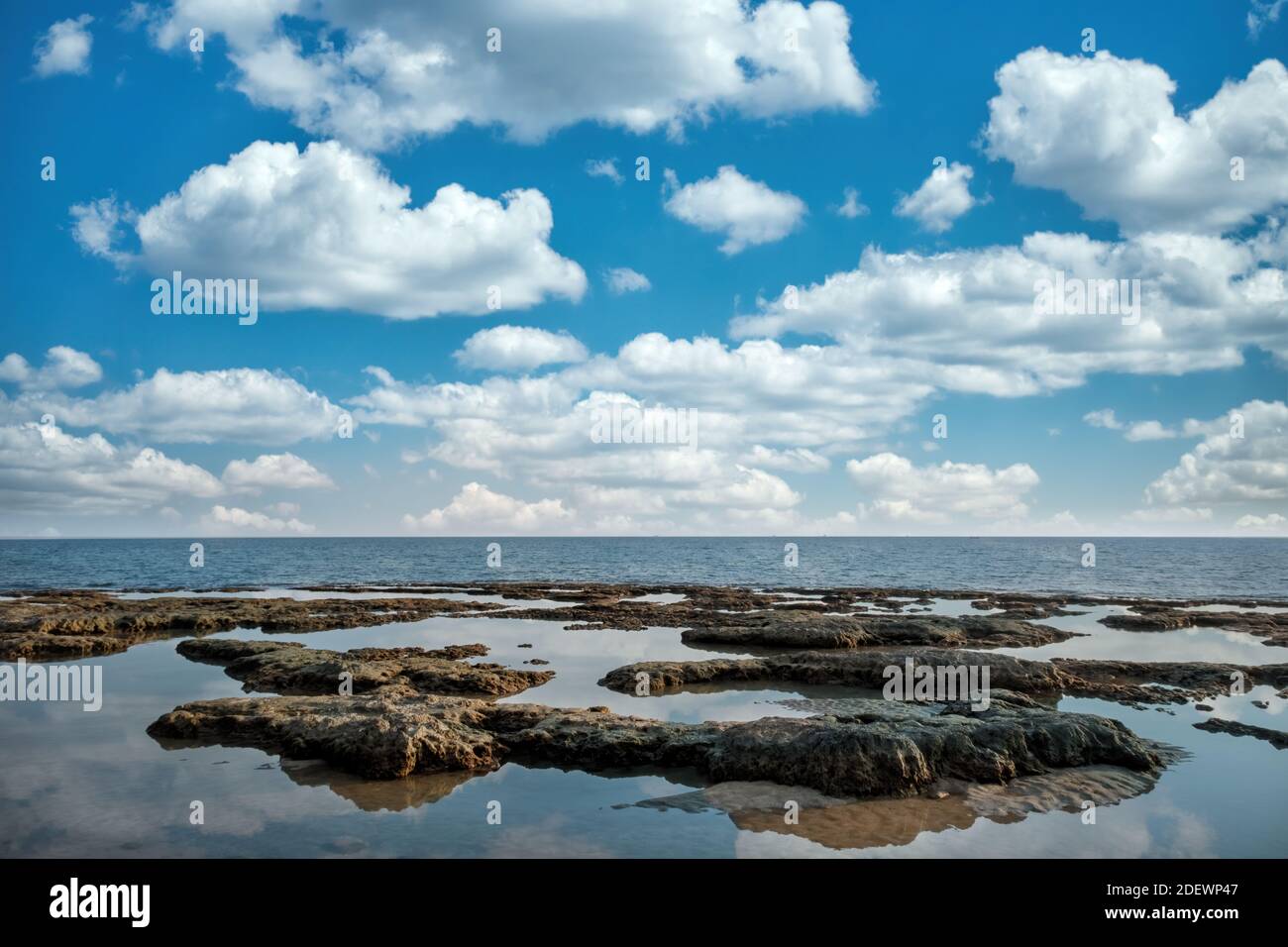 Vista costiera e formazioni rocciose da Yumurtalik, Adana, Turchia Foto Stock