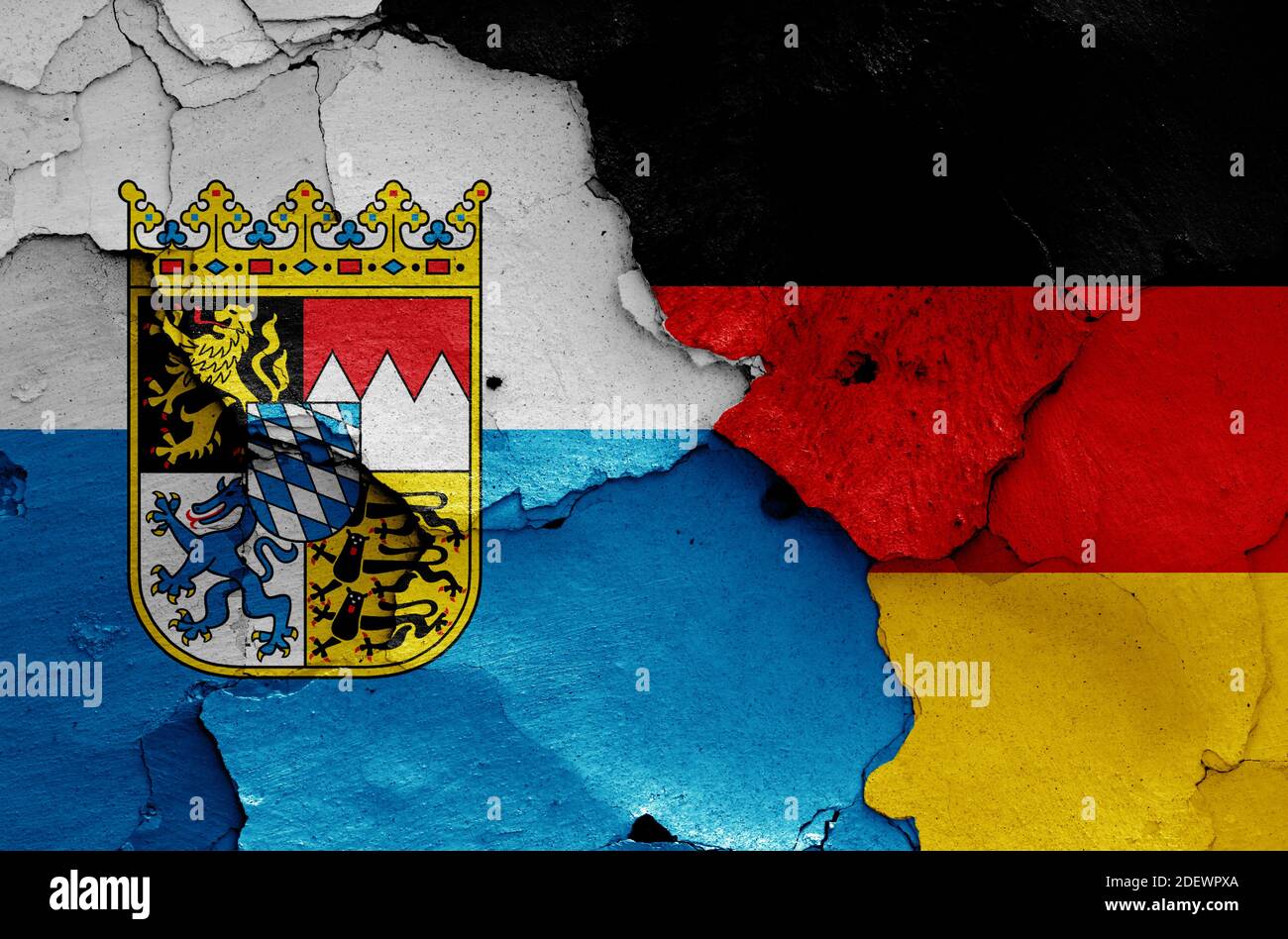 Bandiere dello stato bavarese e della Germania dipinte su pareti incrinate Foto Stock