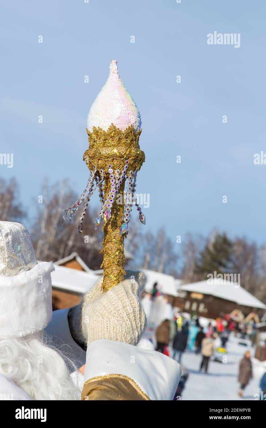 Irkutsk, Russia- 8 gennaio 2019: Padre Frost guardando la gente che cammina e tenendo la sua bacchetta magica dorata nella sua mano destra al parco di Ethnogr Foto Stock