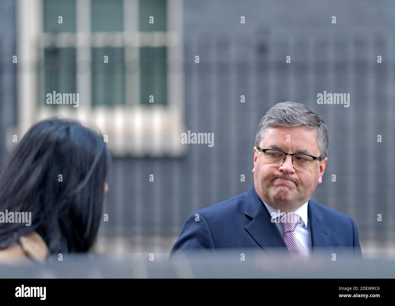 Robert Buckland (Lord Cancelliere e Segretario di Stato per la Giustizia) a Downing Street dopo una riunione del Gabinetto, parlando con Suella Braverman (Atlaced Foto Stock