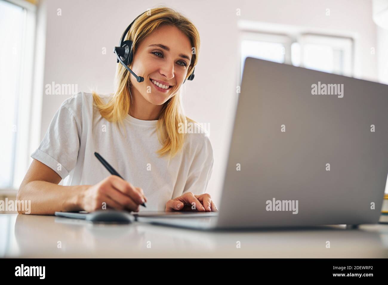 Sorridente artista digitale che lavora da casa Foto Stock