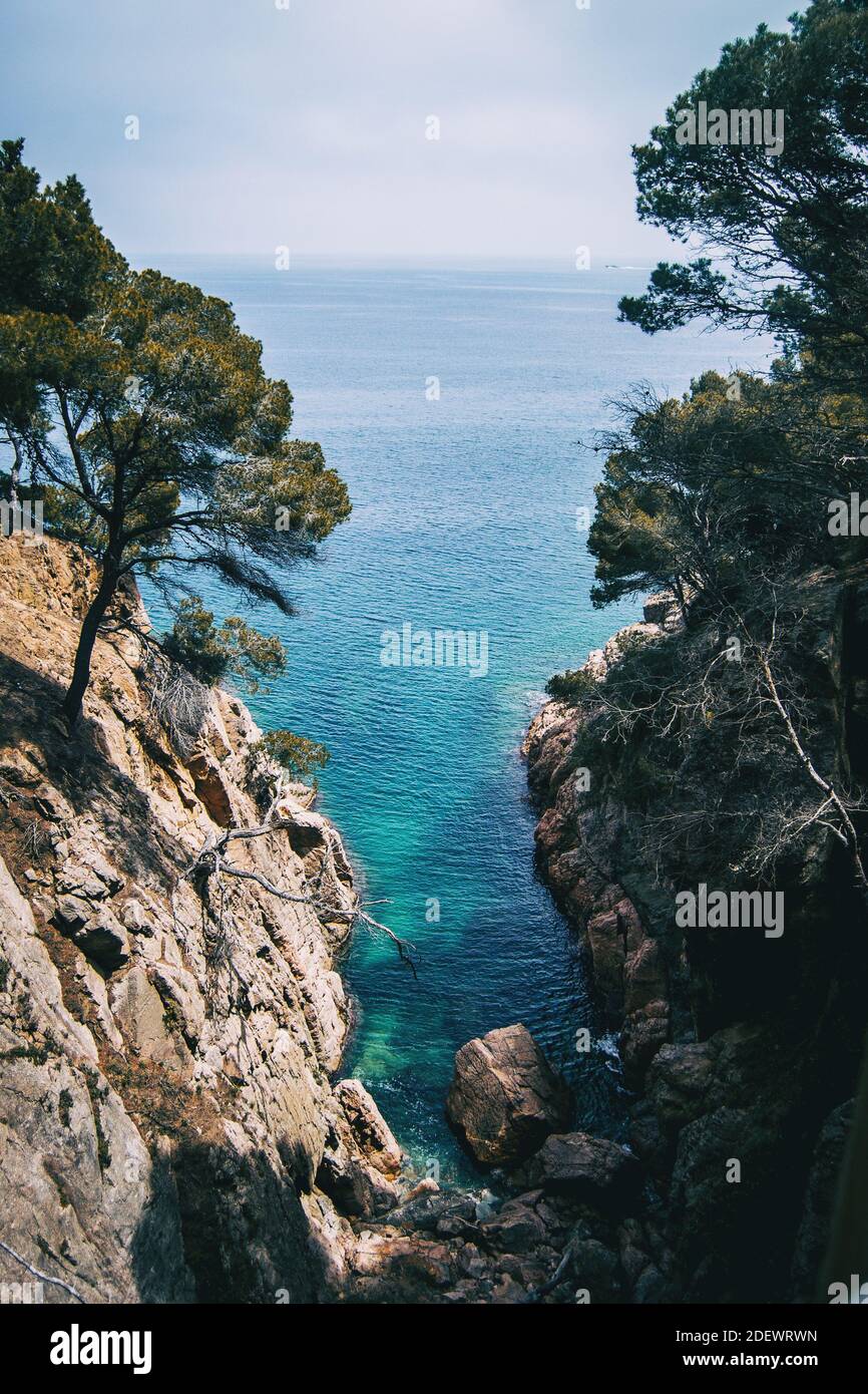 piccola insenatura con acque cristalline sulla costa brava, catalogna, spagna in una giornata estiva soleggiata Foto Stock