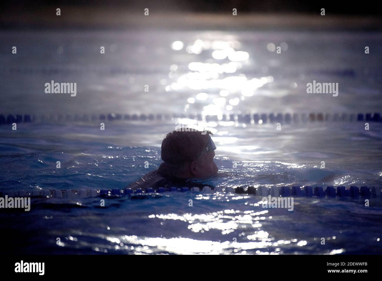 Un nuotatore di prima mattina al Lido di Charlton a Hornfair Park, Londra, il suo primo giorno di riapertura dopo la fine del secondo blocco nazionale e l'Inghilterra entra in un sistema rafforzato di restrizioni regionali del coronavirus. Foto Stock