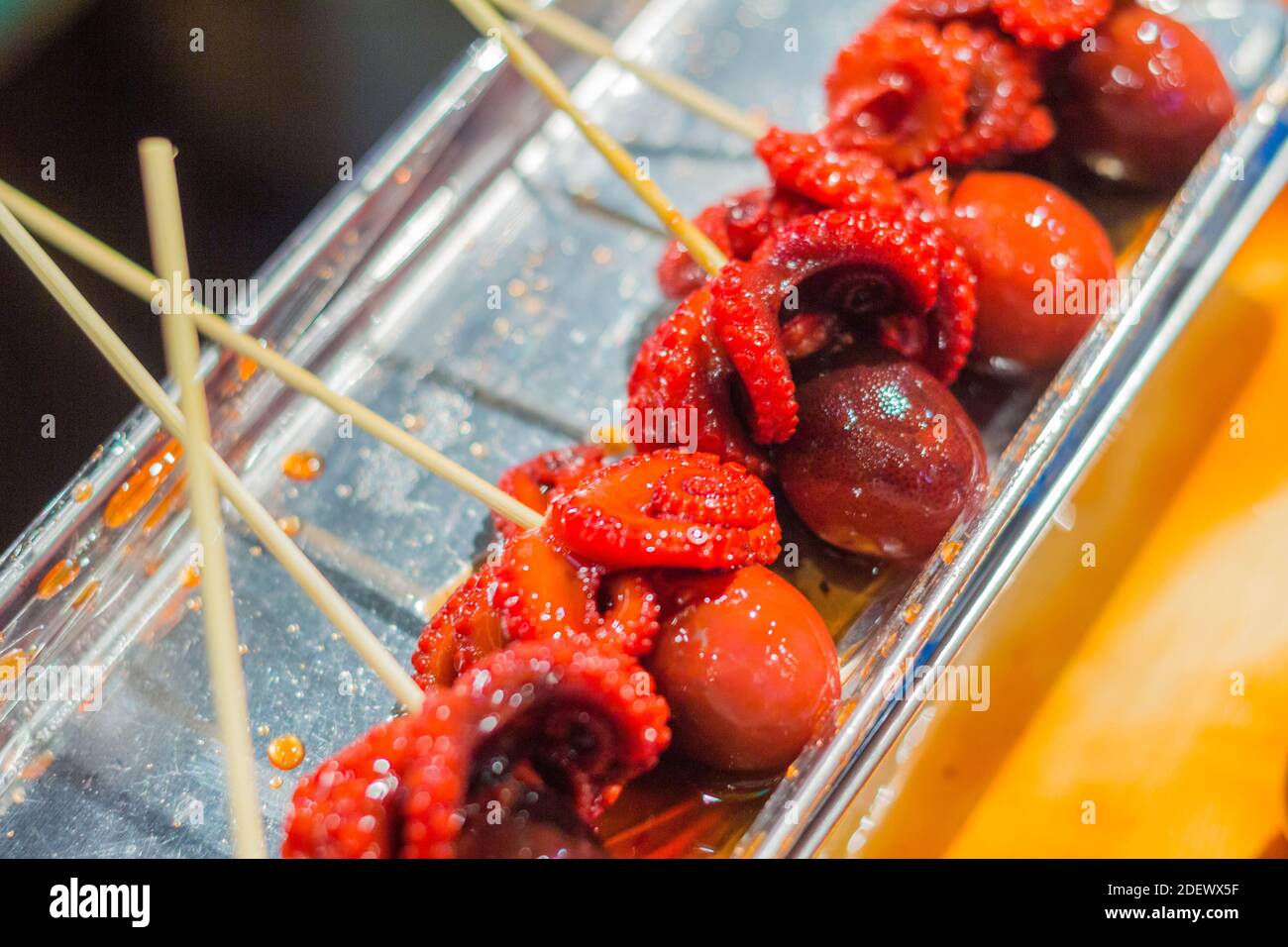 Il polpo sui bastoni è un alimento popolare al mercato di Nishiki a Kyoto, Giappone Foto Stock