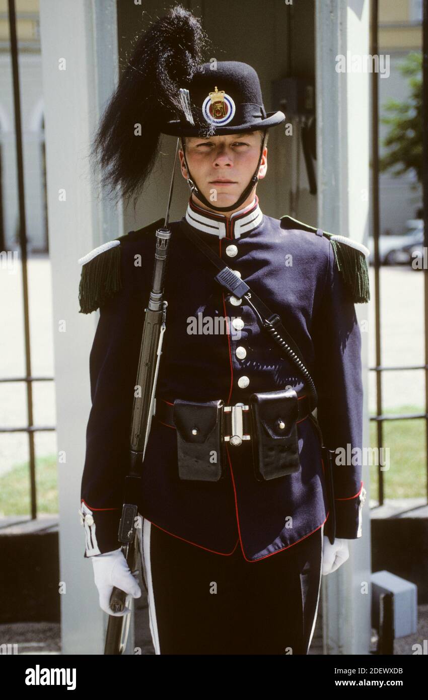 Sua Maestà i Re Guard Norvegia fuori dal Palazzo reale di Oslo Foto Stock