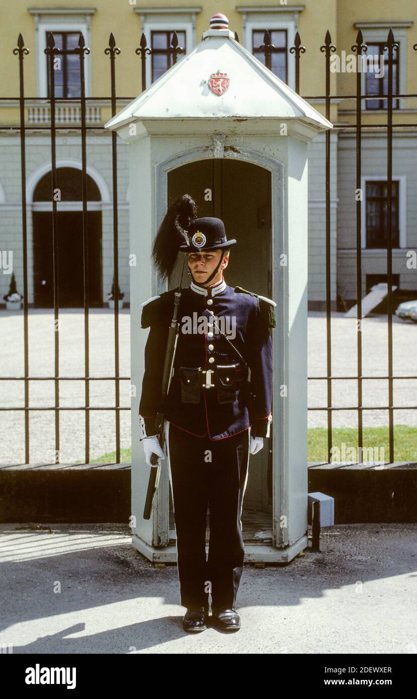 Sua Maestà i Re Guard Norvegia fuori dal Palazzo reale di Oslo Foto Stock