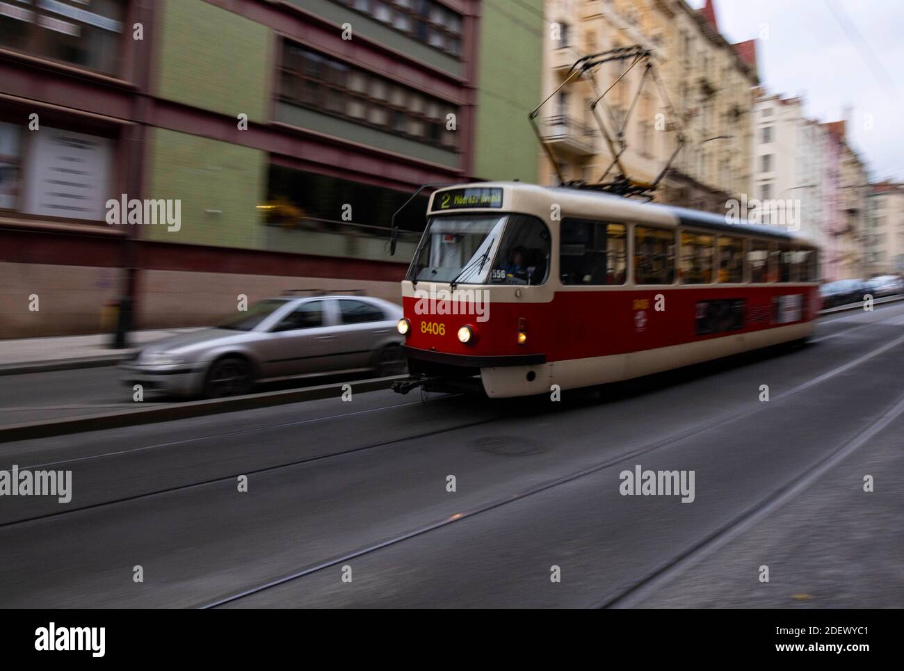 Tram Tatra T3RP sulla linea 2, a Praga, Repubblica Ceca, 12 novembre 2020. (Foto CTK/Martin Macak Gregor) Foto Stock