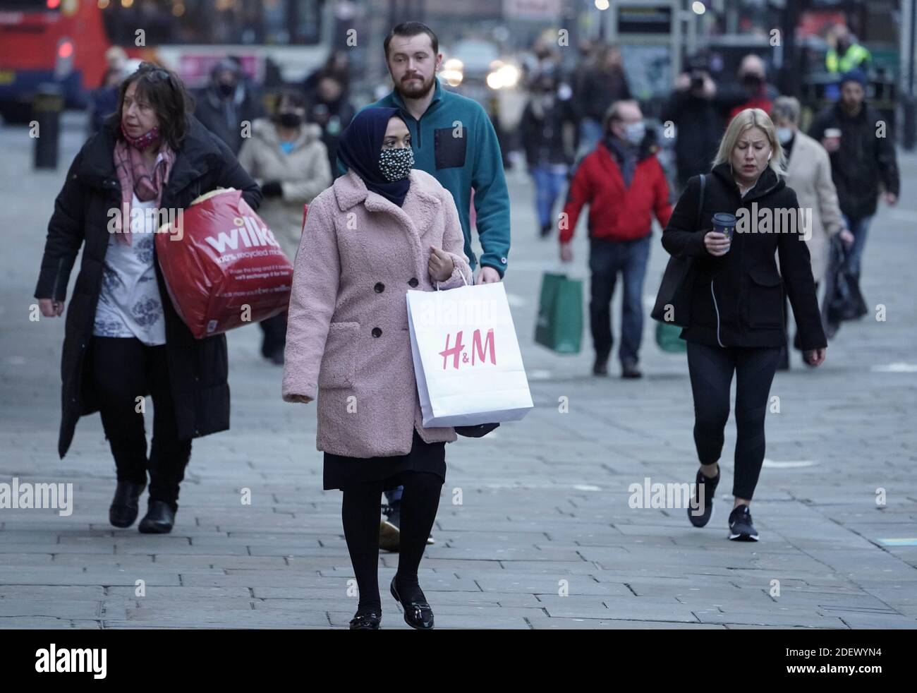 Gli acquirenti di Northumberland Street, Newcastle, in quanto negozi non essenziali in Inghilterra aprono le loro porte ai clienti per la prima volta dopo la seconda chiusura del blocco nazionale e l'Inghilterra ha un sistema rafforzato di restrizioni regionali per il coronavirus. Foto Stock