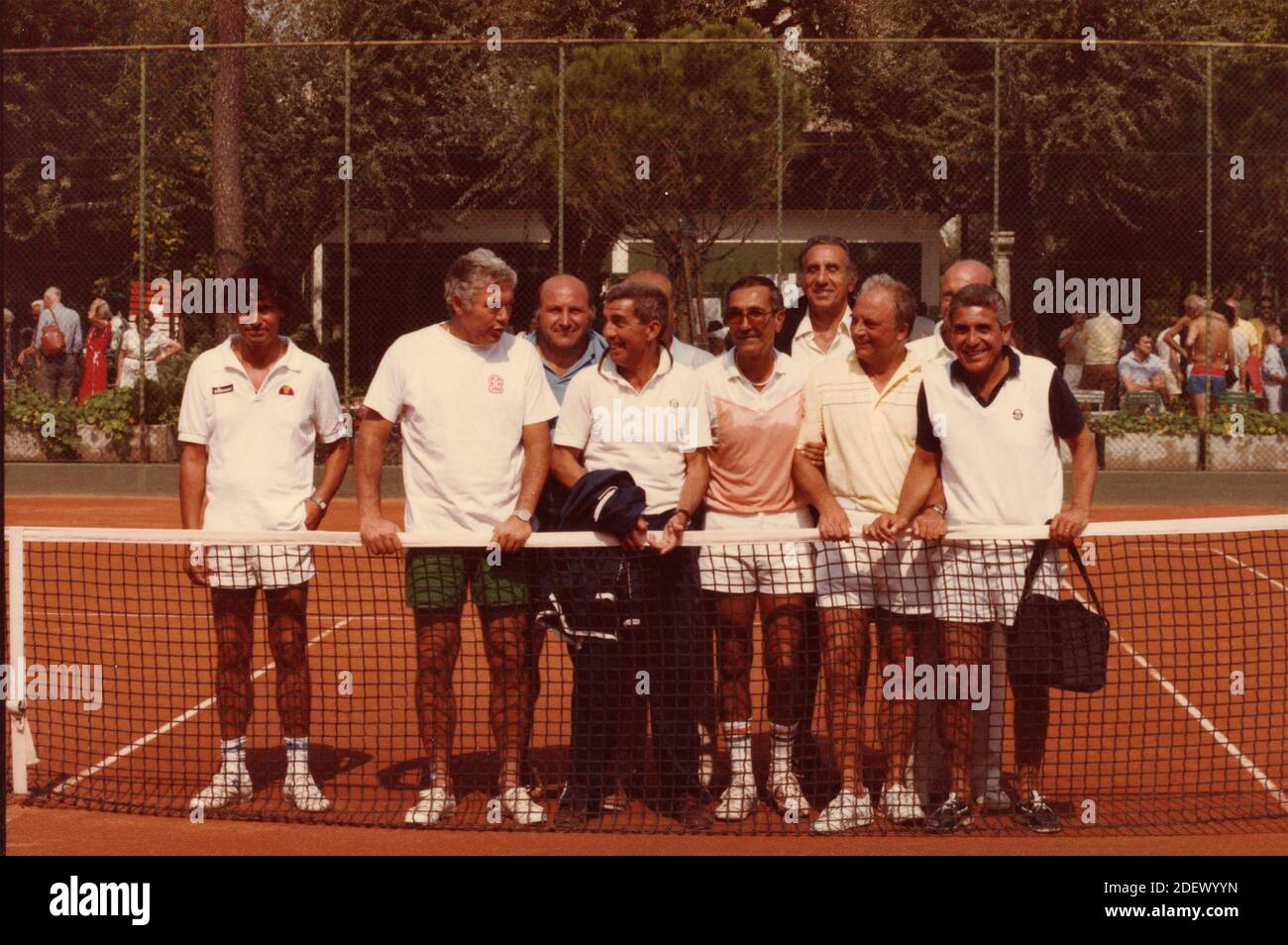 Il tennista italiano Nicola Pietrangeli con altri ex tennisti, anni ottanta Foto Stock