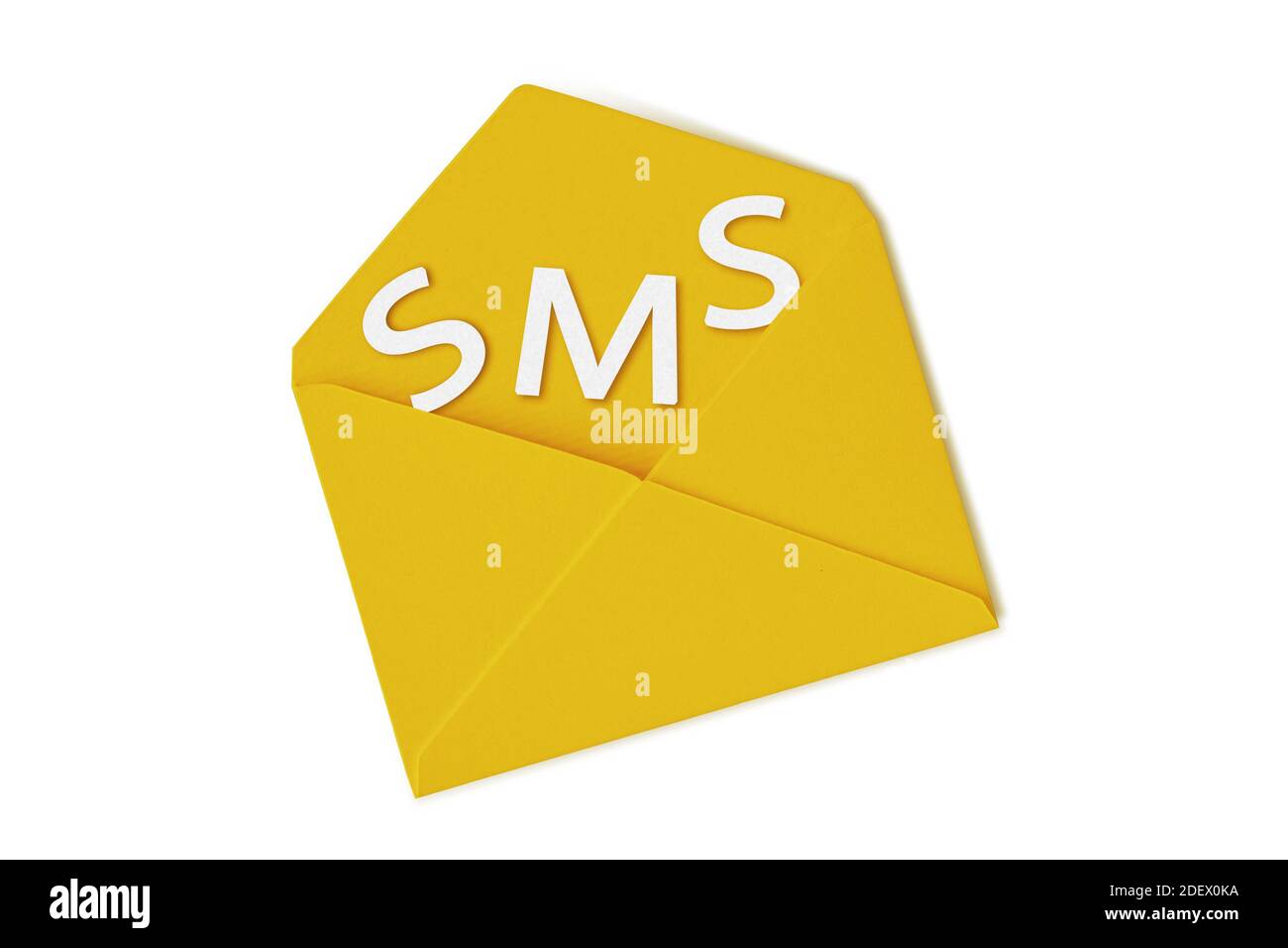 Busta gialla con sms su sfondo bianco - concetto di messaggi Foto Stock