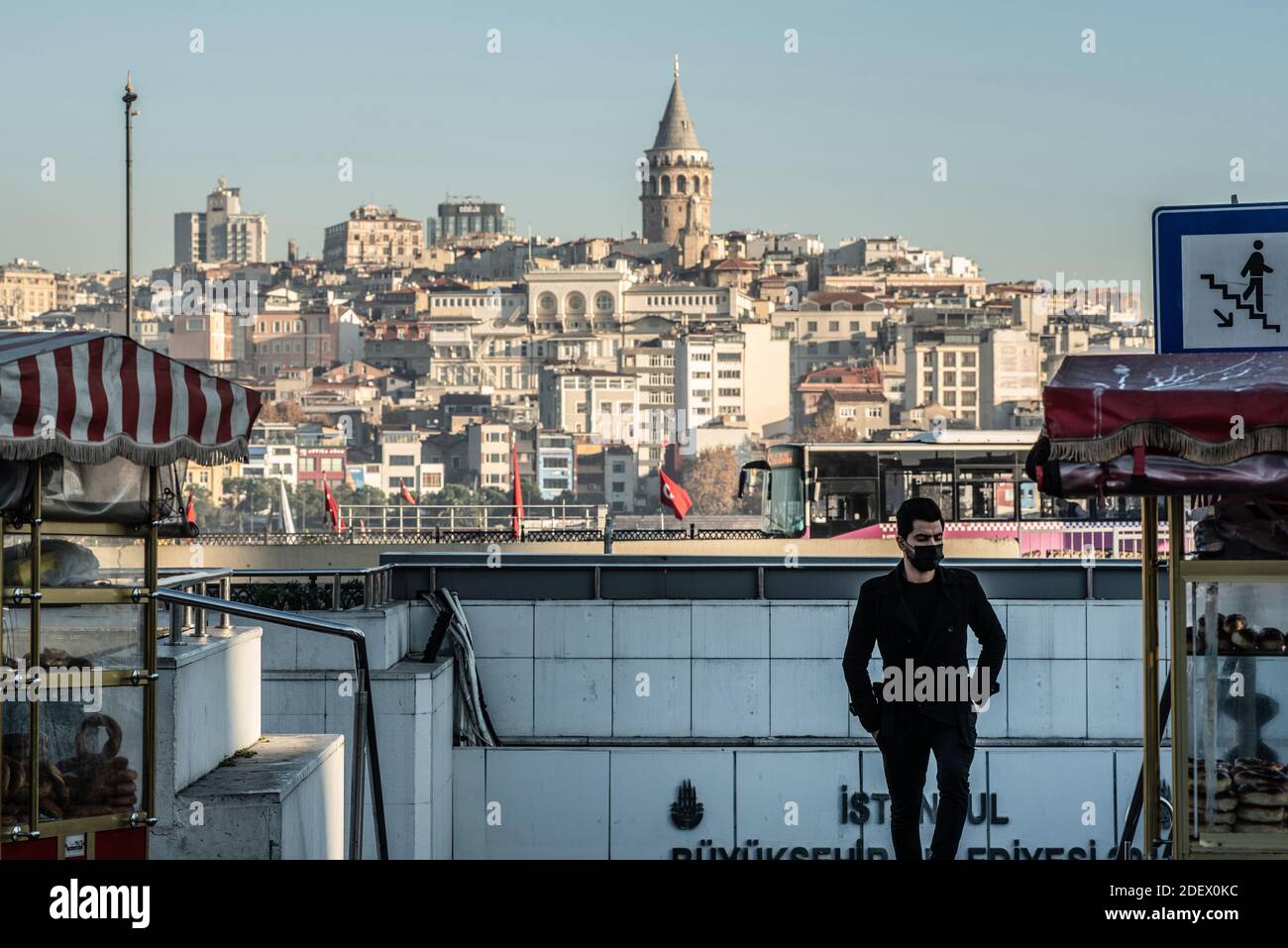 Istanbul, Turchia. 28 Novembre 2020 UN uomo che indossa una maschera chirurgica a Istanbul, indossare maschere negli spazi pubblici è obbligatorio in Turchia. Usura f Foto Stock