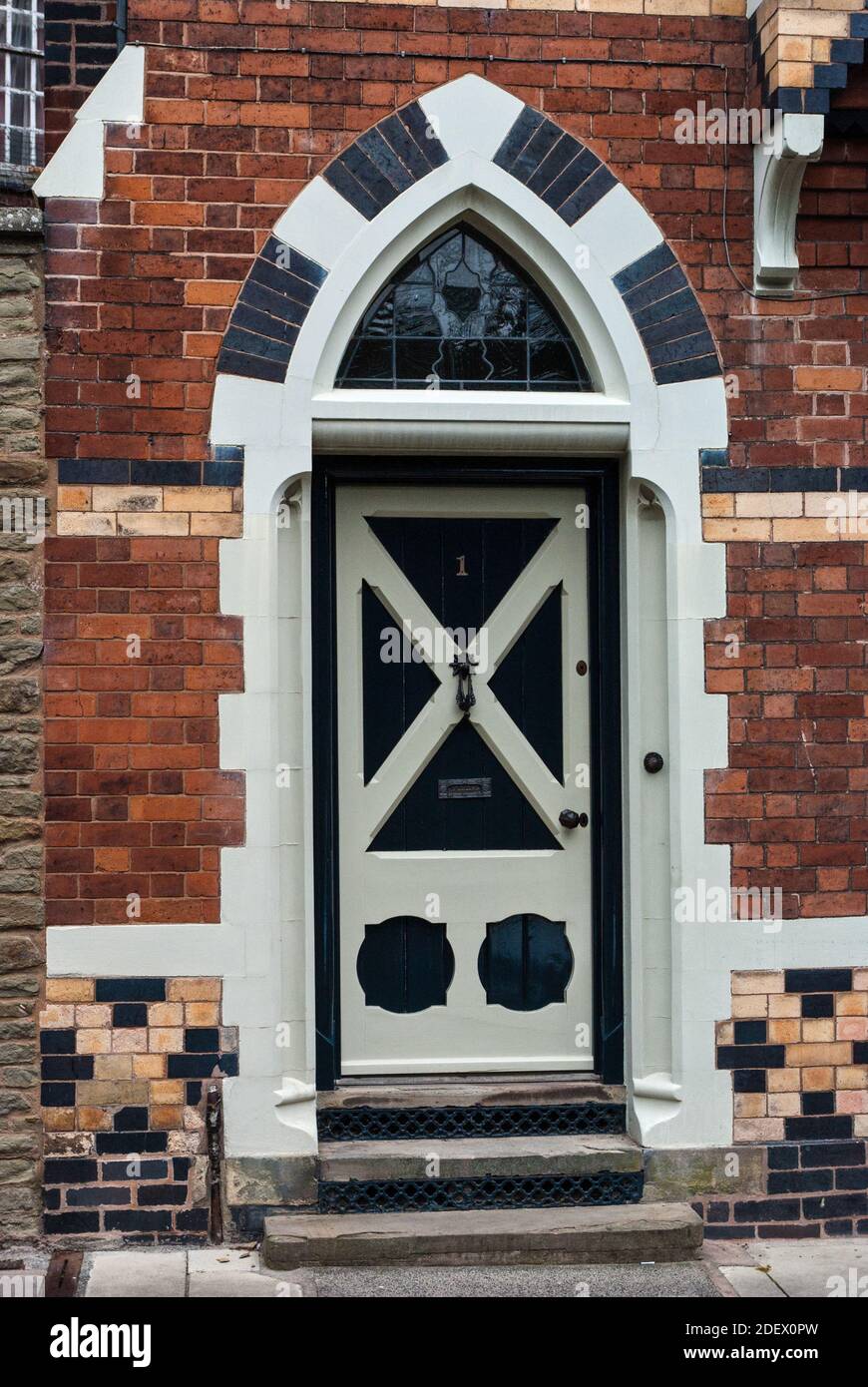 Impressionante porta d'ingresso in stile gotico nella città di Ludlow, Shropshire, Regno Unito Foto Stock