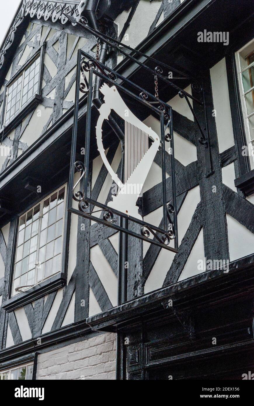 L'insegna dell'arpa appesa all'esterno di uno storico edificio a graticcio, Ludlow, Shropshire, UK Foto Stock