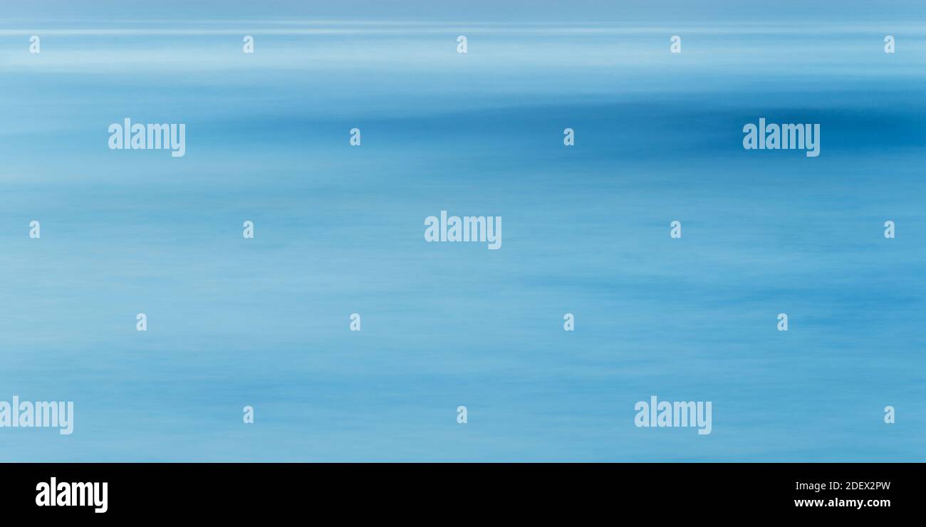 Lunga esposizione di acqua di mare, sfondo astratto blu Foto Stock
