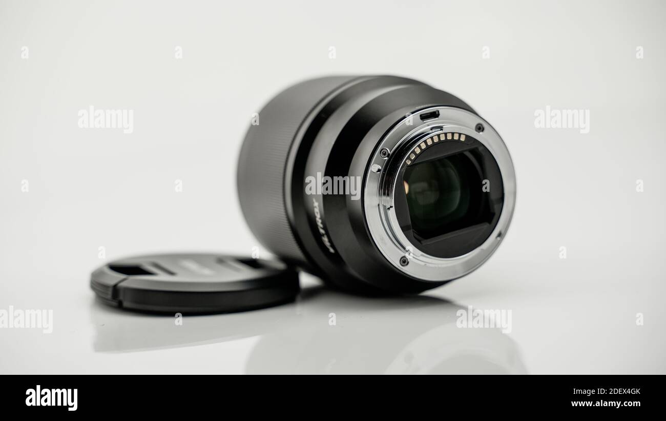 Obiettivo fotocamera Viltrox 85mm f1,8 innesto e in studio Foto Stock