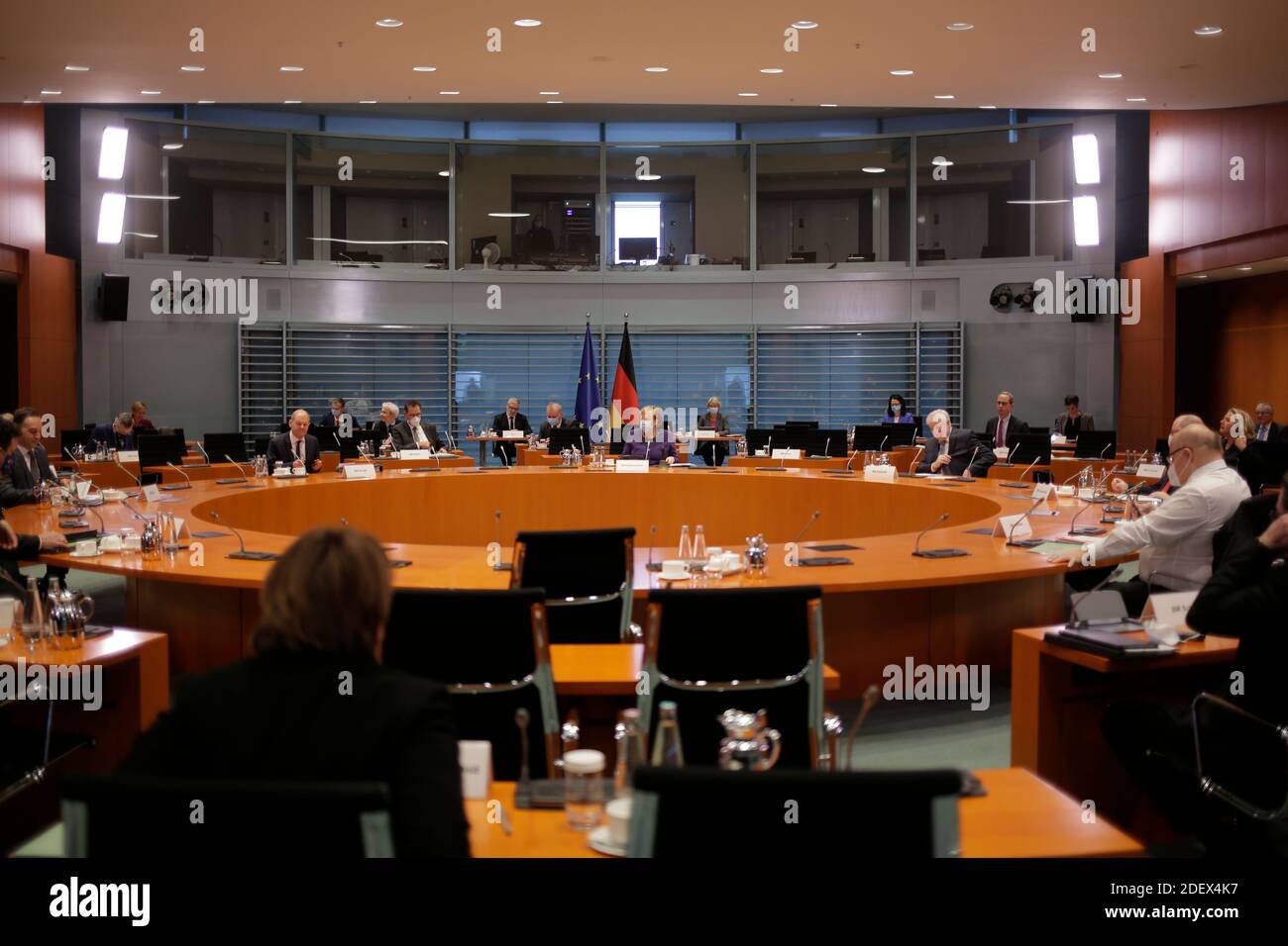 Berlino, Germania. 02 dicembre 2020. La cancelliera Angela Merkel (CDU, M) presiede la riunione settimanale del governo federale presso la Cancelleria. Credit: Markus Schreiber/AP POOL/dpa/Alamy Live News Foto Stock