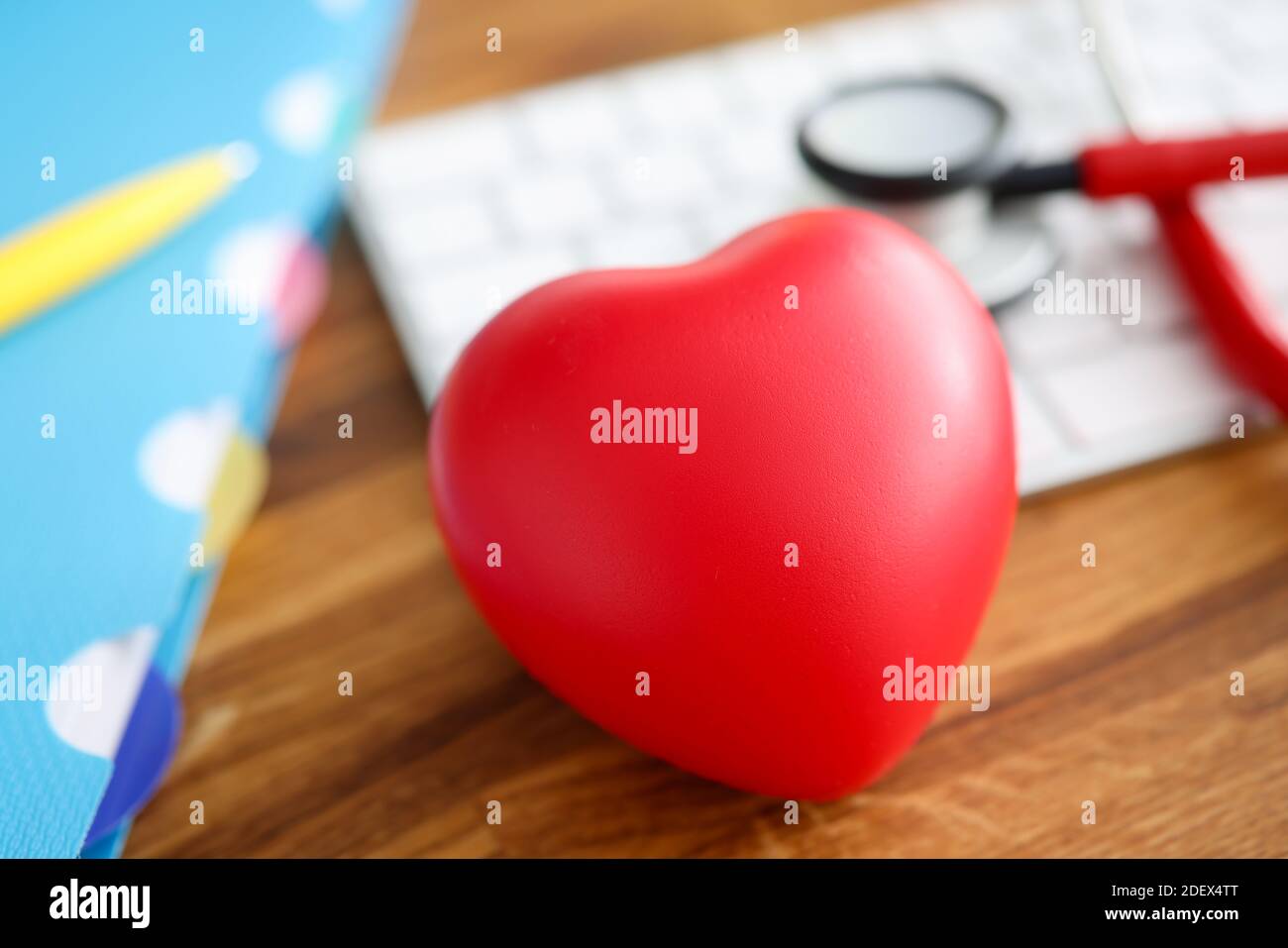Sul tavolo si trova il cuore rosso stetoscopio e la tastiera. Foto Stock