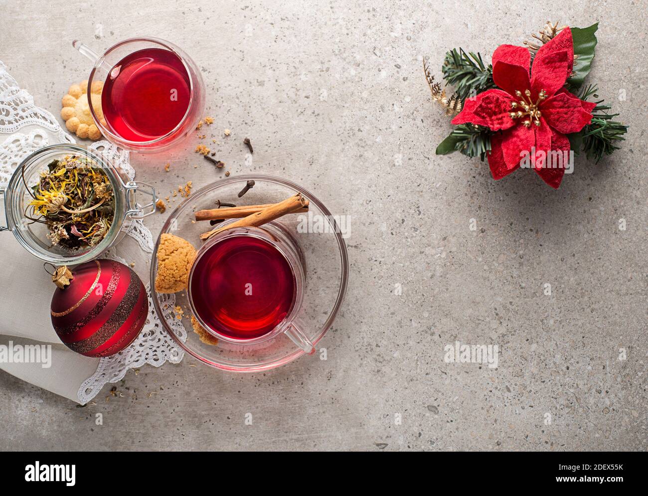 VIN brulé di Natale e tè con spezie. Bevanda calda tradizionale a Natale Foto Stock