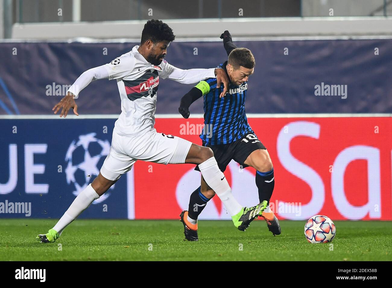 Bergamo, Italia. 1 dicembre 2020. Alejandro Dario Gomez (Atalanta) Manjrekar James (Midtjylland) durante la partita UEFA 'Champions League 2020 2021' tra Atalanta 1-1 Midtjylland allo stadio Gewiss il 01 dicembre 2020 a Bergamo, Italia. Credit: Maurizio Borsari/AFLO/Alamy Live News Foto Stock