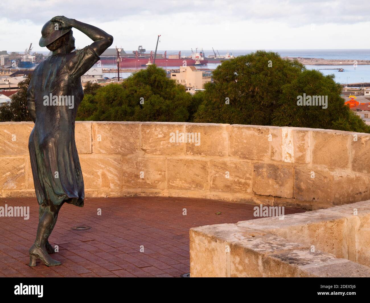 La scultura Waiting Woman che guarda al mare, memoriale HMAS Sydney II, Monte Scott, Geraldton, Australia Occidentale Foto Stock