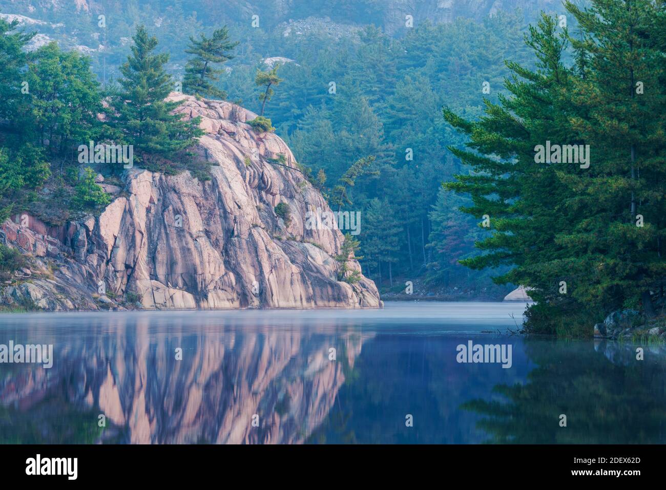 Geography/Travel, Canada, Reflections on George Lake at daybreak in Killarney Provincial Park, Ontario, Additional-Rights-Clearance-Info-Not-Available Foto Stock