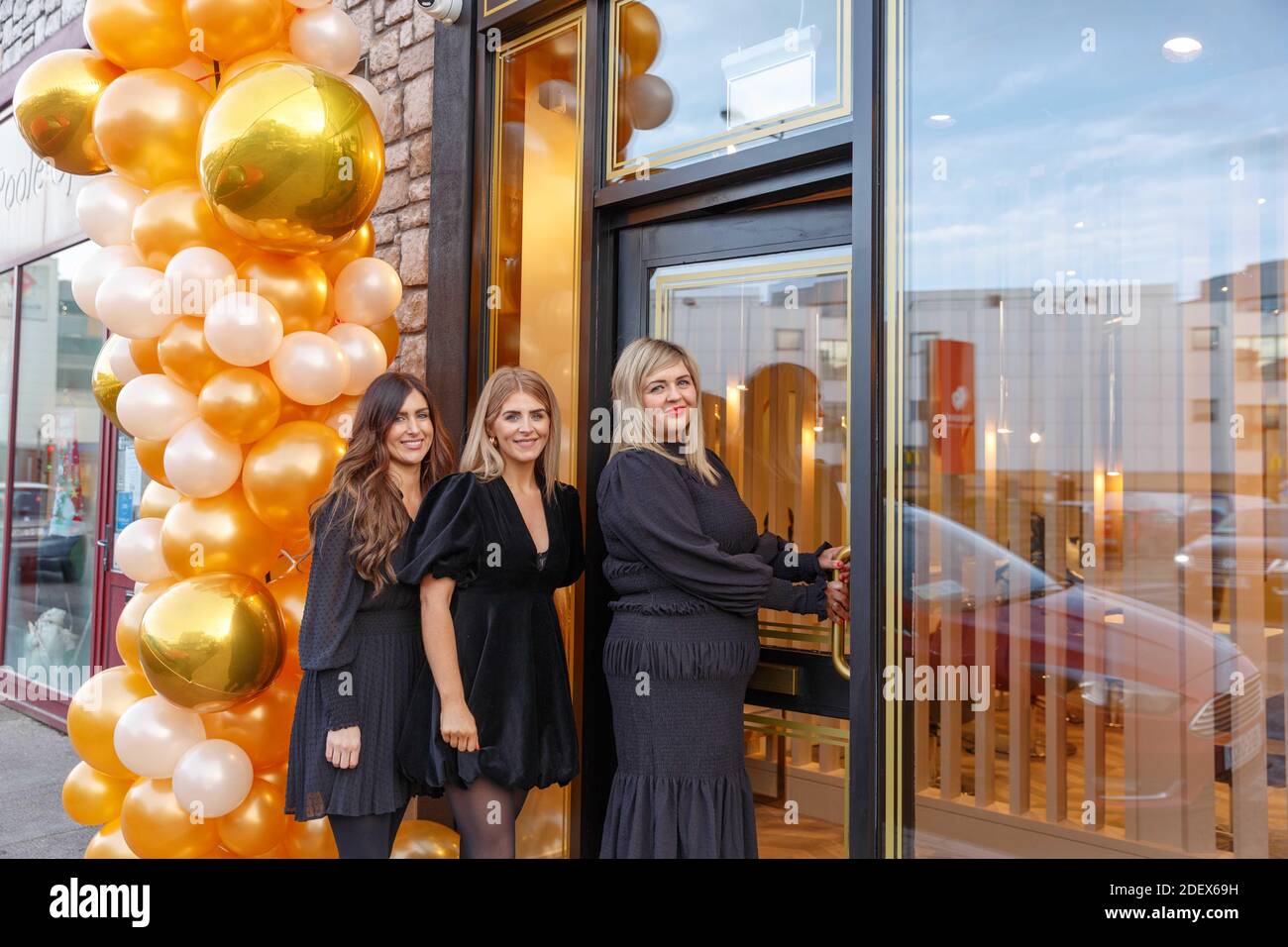 Cork, Irlanda. 2 dicembre 2020. 3 gradi Hair Design riapre, Cork City. Sorelle Ciara, Estelle, e Hayleigh aprire la porta a 3 gradi Hair Design dopo il fuoco che li ha chiusi per 6 settimane. 3 gradi Hair Design è impostato per riaprire le sue porte oggi per la prima volta da un attacco di arson la notte del 18 settembre. Le tre sorelle Estelle, Ciara e Hayleigh hanno preso i social media ieri sera per annunciare la buona notizia. Credit: Damian Coleman/Alamy Live News Foto Stock