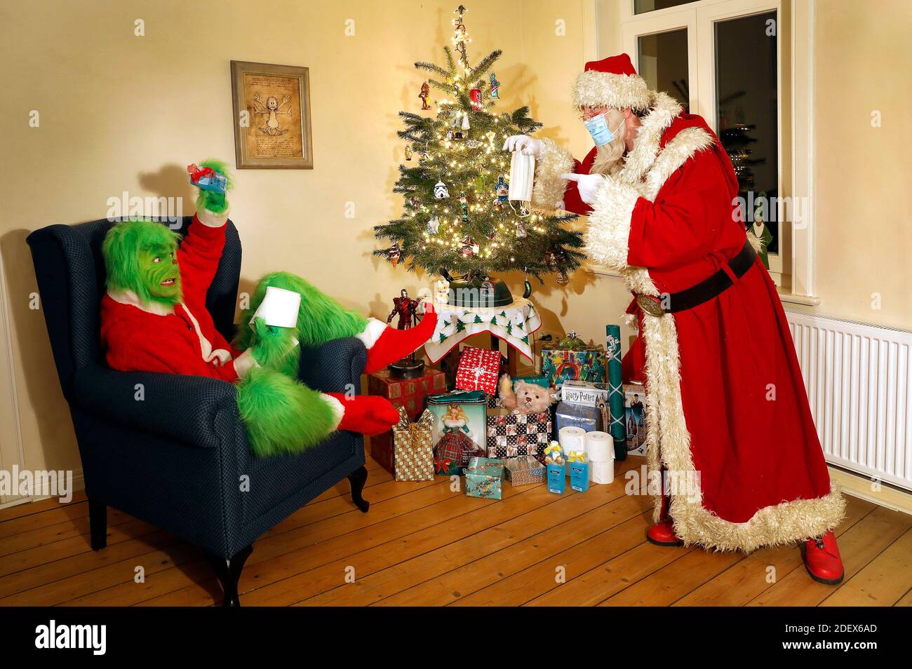 Il Weihaftertmann ammonisce il Grinch a indossare una maschera protettiva. GEEK ART - Bodypainting e Transformaking: 'Il Grinch ruba Weihafterten' Fotocirefare con Enrico Lein come Grinch e Fabian Zesiger come Weihaftertmann in Villa Czarnecki. Hamelin, 30 novembre 2020 - un progetto del fotografo Tschiponnique Skupin e del body painter e trasformatore Enrico Lein | uso in tutto il mondo Foto Stock