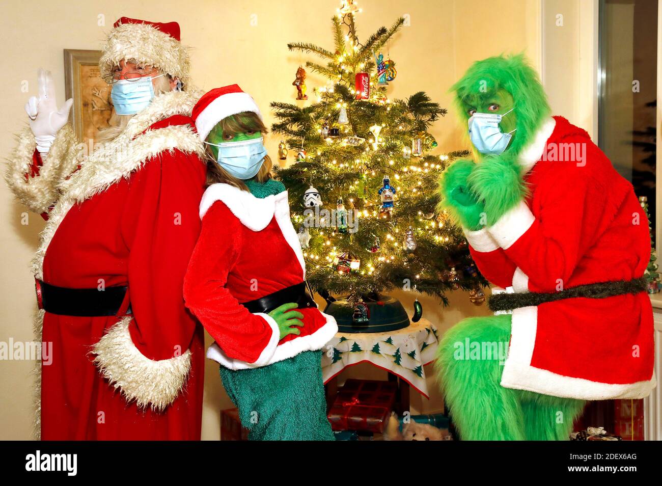 Il Weihaftertsmann convinse il Grinch e la signora Grinch ad indossare una maschera protettiva. GEEK ART - Bodypainting e Transformaking: 'Il Grinch ruba Weihafterten' Fotocirefare con Enrico Lein come Grinch, Maria Skupin come Frau Grinch e Fabian Zesiger come Weihaftertmann in Villa Czarnecki. Hamelin, 30 novembre 2020 - un progetto del fotografo Tschiponnique Skupin e del body painter e trasformatore Enrico Lein | uso in tutto il mondo Foto Stock
