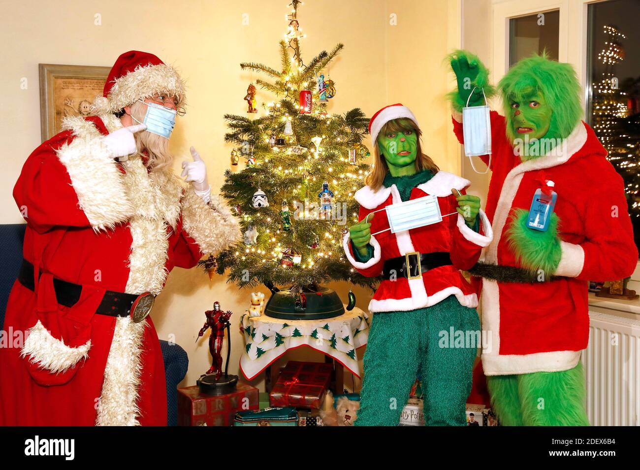 Il Weihaftertsmann cerca di spiegare ai Grinch e alla signora Grinch come indossare correttamente una maschera protettiva. GEEK ART - Bodypainting e Transformaking: 'Il Grinch ruba Weihafterten' Fotocirefare con Enrico Lein come Grinch, Maria Skupin come Frau Grinch e Fabian Zesiger come Weihaftertmann in Villa Czarnecki. Hamelin, 30 novembre 2020 - un progetto del fotografo Tschiponnique Skupin e del body painter e trasformatore Enrico Lein | uso in tutto il mondo Foto Stock