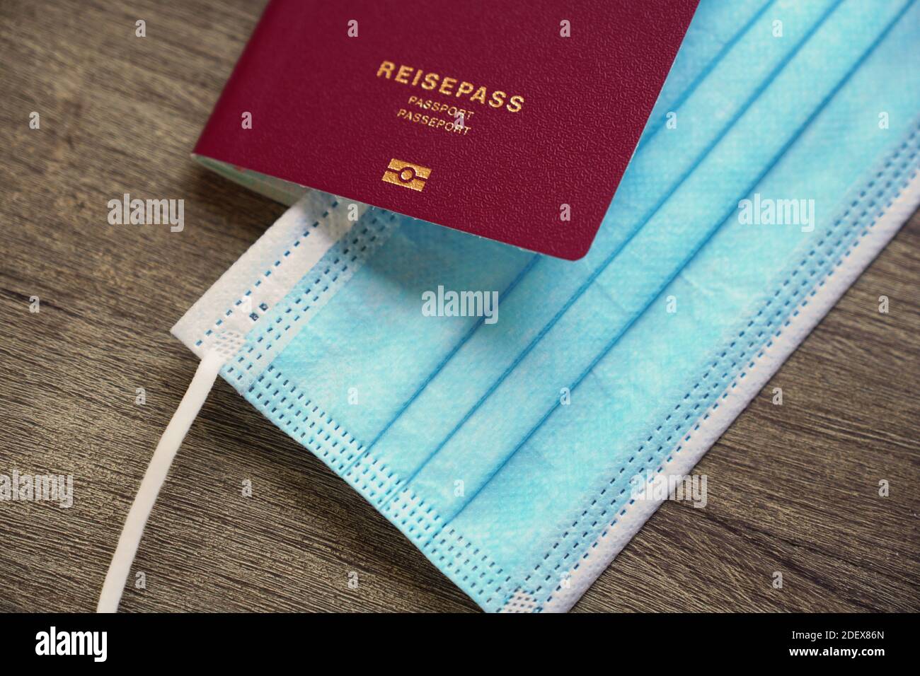 tedesco passaporto reisepass e maschera medica viso - viaggio durante concetto pandemico di corona covid - fuoco selettivo Foto Stock
