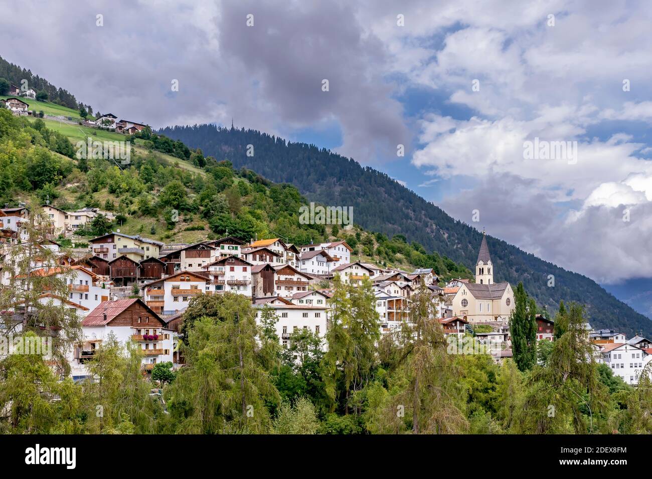 Vista panoramica sulla città di Stelvio, Alto Adige, Italia, con un cielo spettacolare sullo sfondo Foto Stock
