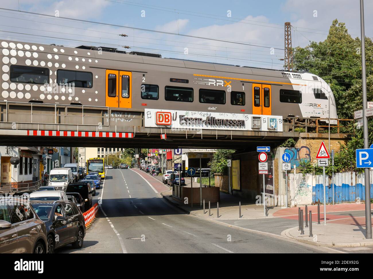 Essen, Ruhrgebiet, Nordrhein-Westfalen, Germania - Essen-Altenessen stazione ferroviaria su Altenessener Strasse nel quartiere di Altenessen, un treno RRX cros Foto Stock