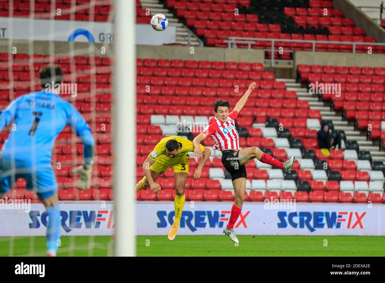 Luke o'Nien n. 13 di Sunderland in una sfida aerea con Colin Daniel n.3 di Burton Albion Foto Stock