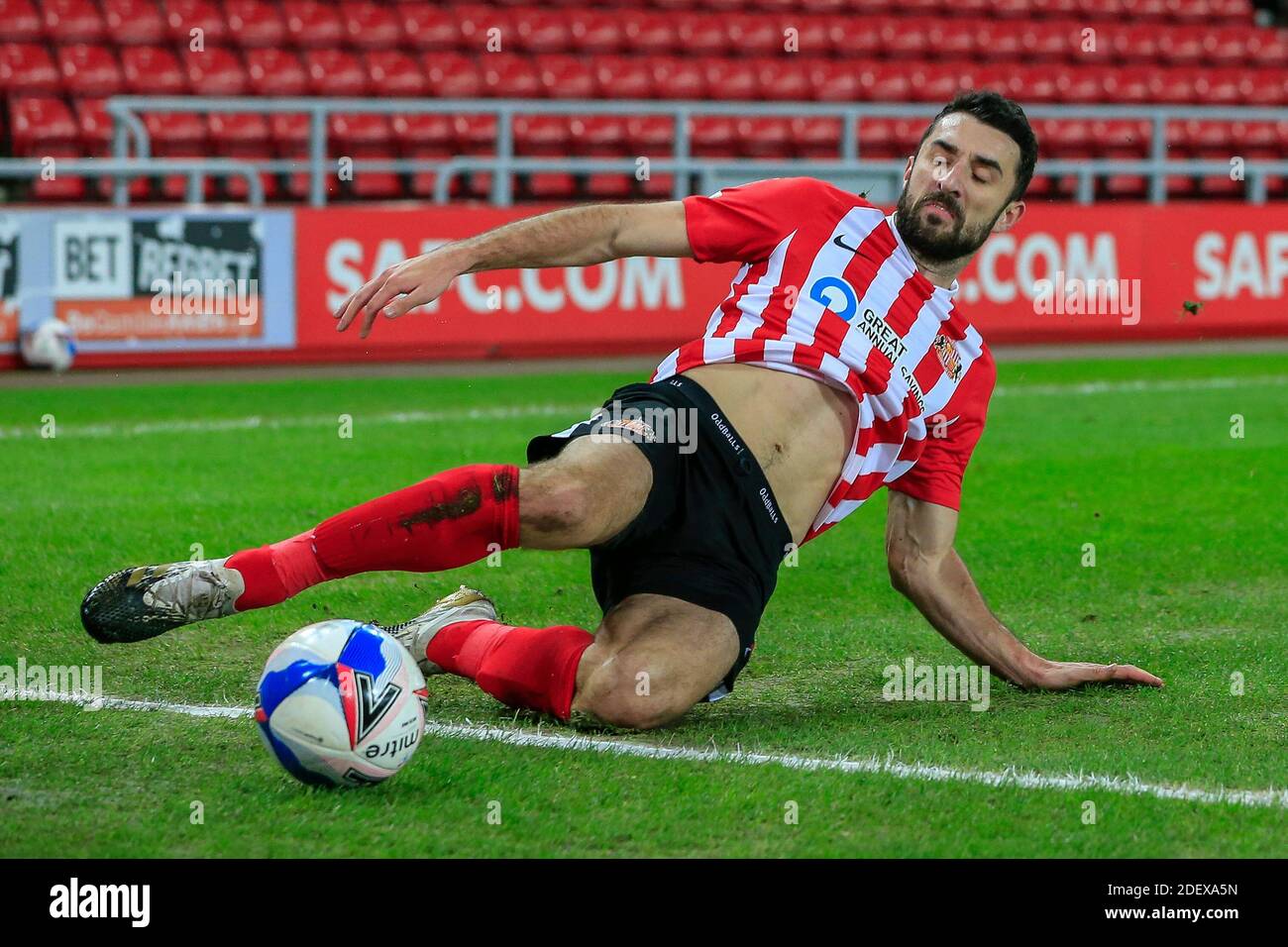 Conor McLaughlin n.2 di Sunderland scivola per cercare di prevenire la palla di uscire dal gioco Foto Stock