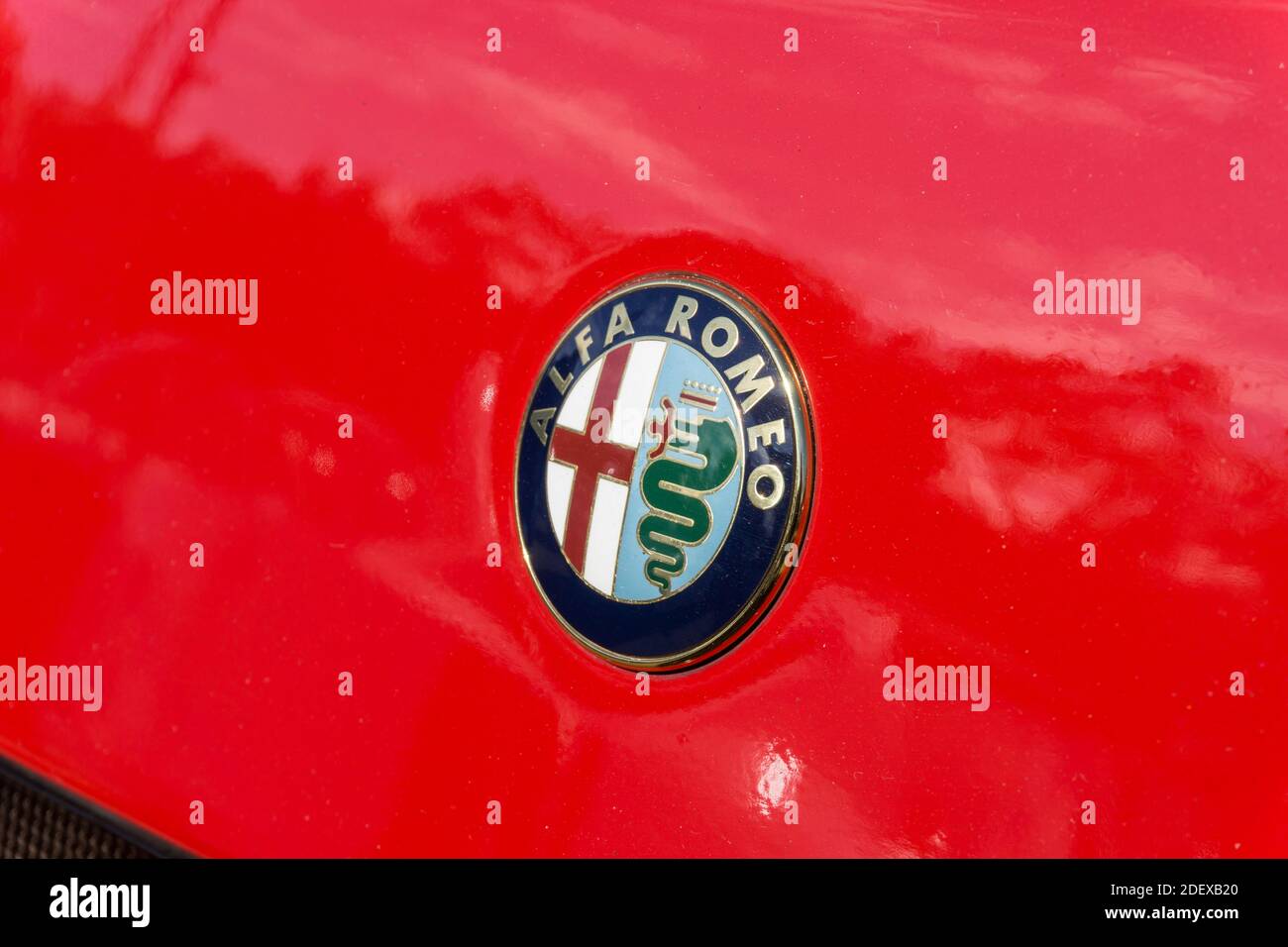 Primo piano del logo del marchio sul Davanti a una coupé sportiva rossa Alfa Romeo SZ Foto Stock